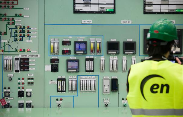 Un empleado trabaja en sala de control de la central nuclear de Santa María de Garoña.