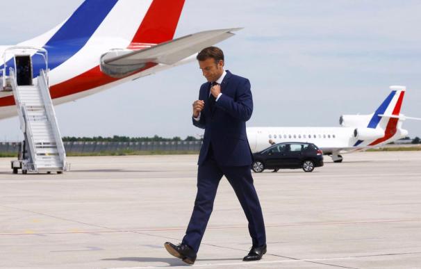 Macron en el aeropuerto