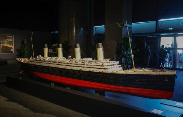 Una réplica del Titanic en la exposición en París.