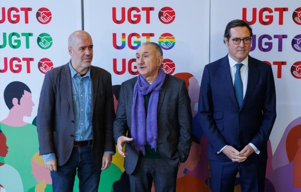 El secretario general de CCOO, Unai Sordo; el secretario General de UGT, Pepe Álvarez; y el presidente de la CEOE, Antonio Garamendi