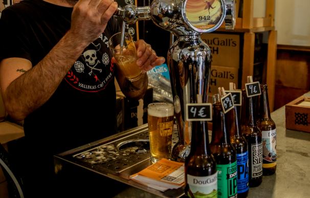 Un camarero tira una cerveza artesanal en un bar