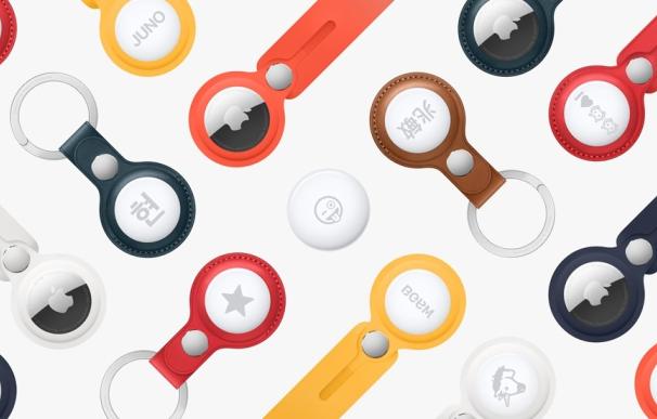 AirTags personalizados con diferentes accesorios y emojis