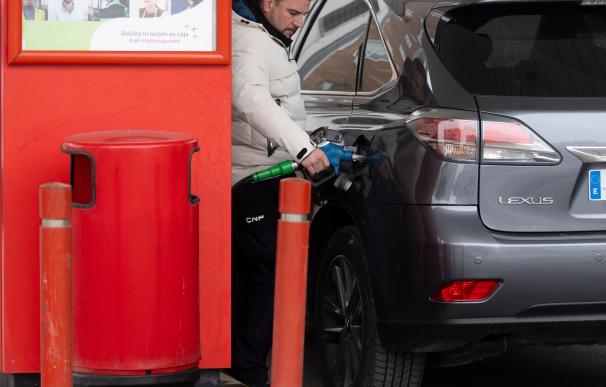 Una persona reposta en una gasolinera, a 2 de enero de 2024, en Madrid (España).