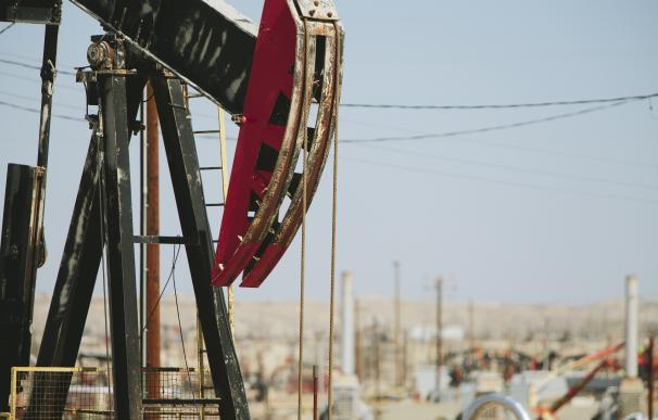 El petróleo Brent supera los 92 dólares y presiona la posible rebaja de tipos