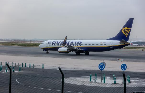 Un avión de la aerolínea Ryanair en el aeropuerto Adolfo Suárez Madrid-Barajas, a 2 de enero de 2024, en Madrid (España).