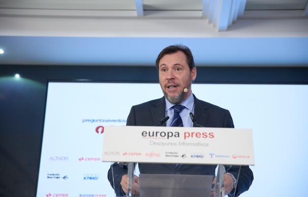 El ministro de Transportes y Movilidad Sostenible, Óscar Puente, interviene durante un desayuno informativo de Europa Press