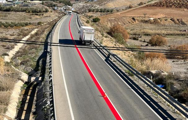 La DGT añade nuevas líneas rojas en algunas carreteras españolas para rebajar la siniestralidad