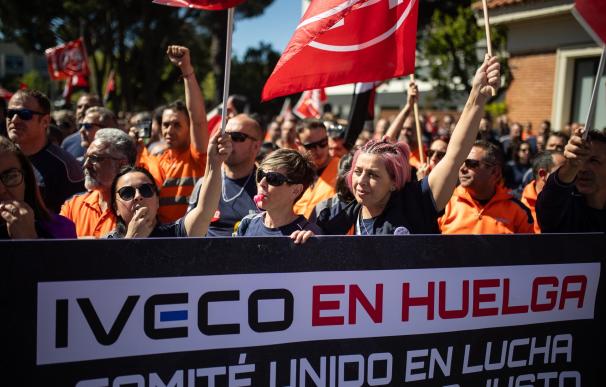 Empleados de la plantilla de Iveco-Pegaso protestan por una mejora de condiciones salariales y laborales
