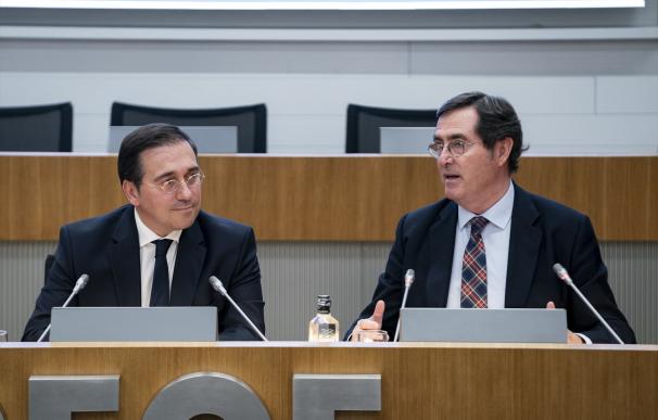 El ministro de Asuntos Exteriores, UE y Cooperación, José Manuel Albares (i) y el presidente de la CEOE, Antonio Garamendi (d)