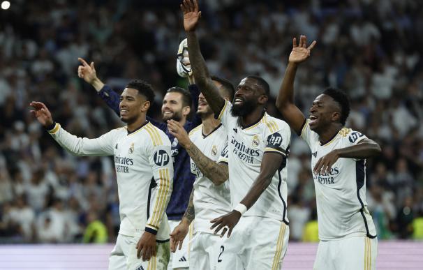 Los jugadores del Real Madrid celebran la victoria del equipo tras el partido de la jornada 32 de LaLiga EA Sports entre Real Madrid y FC Barcelona