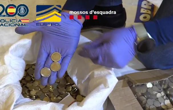 Así son las monedas de dos euros falsas que salían del mayor taller de falsificación de España