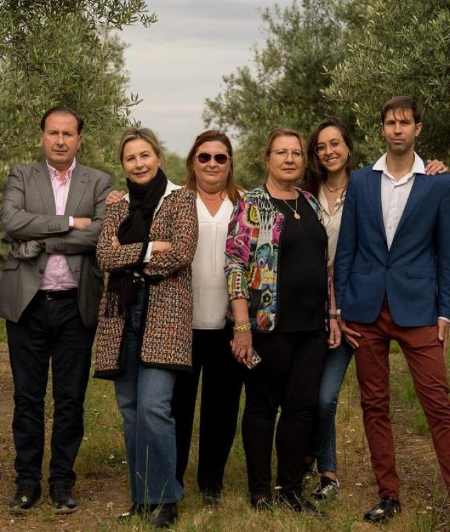 La tercera generación de la familia que fundó Aires de Jaén posa junto a sus olivos.