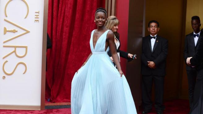 Oscar 2014. Lupita Nyong'o conquista la alfombra roja con un Prada azul aguamarina