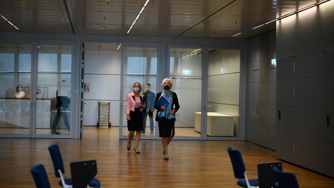 Lagarde acude con mascarilla a la reunión del BCE.