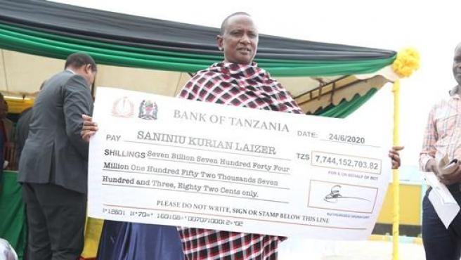 Saniniu Lazier, el minero de Tanzania que se hizo millonario al encontrar dos piedras de tanzanita.