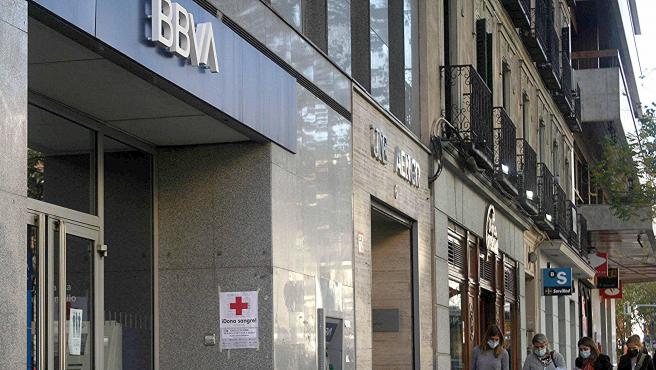 Imagen de una oficina del BBVA junto a una del Sabadell en la calle Génova de Madrid.