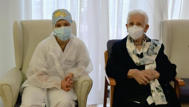 Mónica Tapias y Araceli Rosario Hidalgo, las dos primeras personas en recibir la vacuna de la Covid en España.