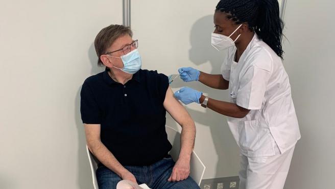 Ximo Puig recibe la vacuna de AstraZeneca