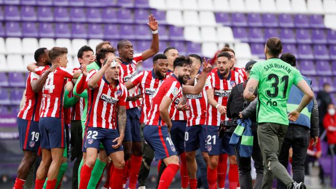 Los jugadores del Atlético de Madrid celebran el título de Liga tras ganar al Real Valladolid por 1-2 en el último partido de LaLiga Santander.