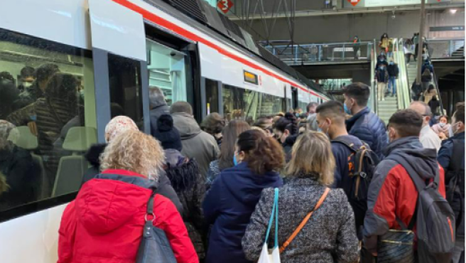 Gente entrando en un tren con llegada a Atocha