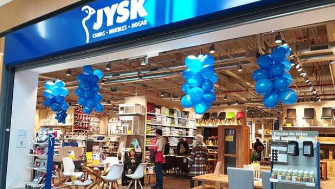 Pareja Adaptación la carretera JYSK, el IKEA danés que tiene muebles similares y son más económicos