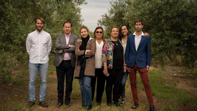La tercera generación de la familia que fundó Aires de Jaén posa junto a sus olivos.
