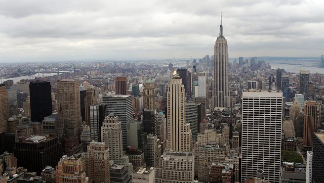 Los dueños del Empire State Building, el edificio más alto y conocido de la Gran Manzana, intensifican su campaña para evitar que a tan sólo dos manzanas se levante un nuevo gran rascacielos y seguir dominando así el "skyline" neoyorquino.