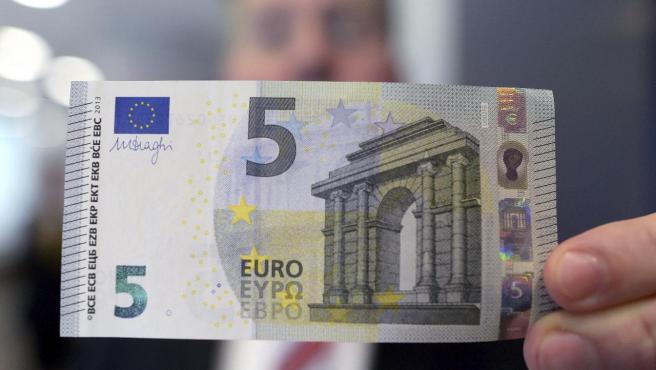 Ojo! Los billetes de 5 euros cambian de forma y color para ser más seguros