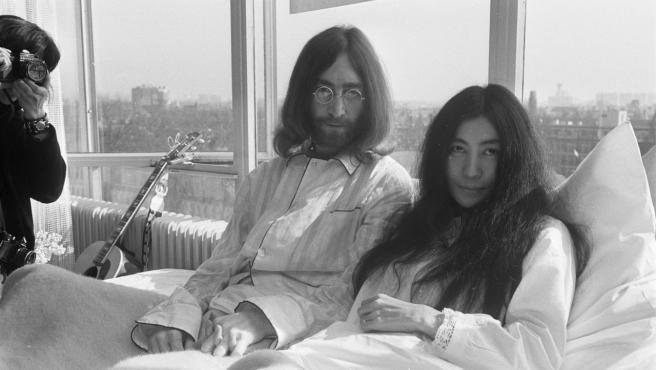 John Lennon y Yoko Ono en el primer día de su inciativa Bed-In for Peace en el hotel Hilton de Amsterdam / Nationaal Archief