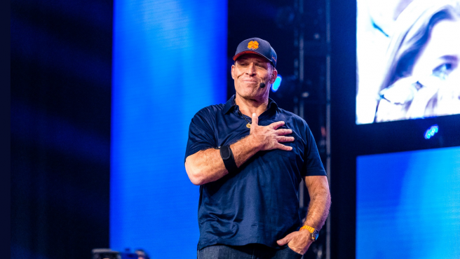 CASOS DE ÉXITO - Tony Robbins, de no tener un euro a millonario como el  'coach' más famoso