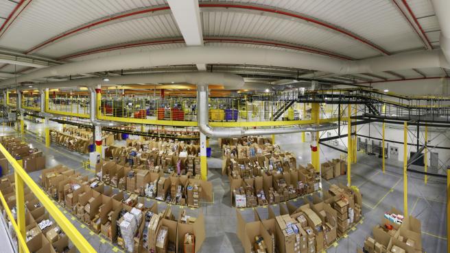 Imagen de un almacén logístico de Amazon.