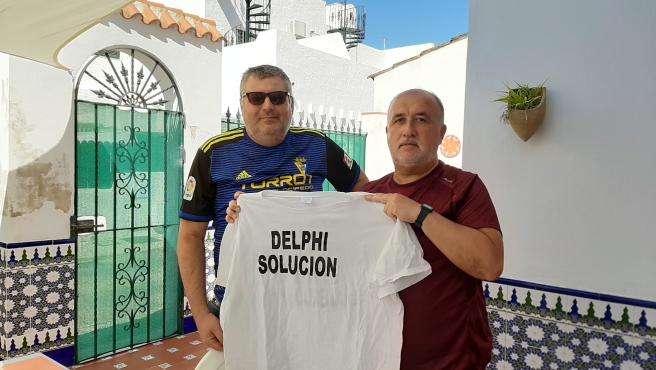 Joaquín Sánchez y Juan José Cumplido enseñan la vieja camiseta de guerra de Delphi.