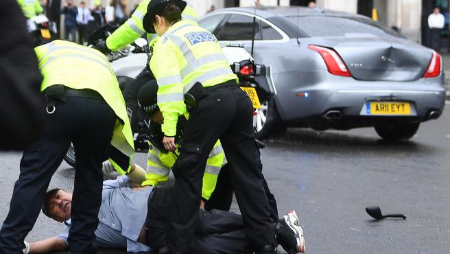Manifestante detenido junto al Parlamento británico