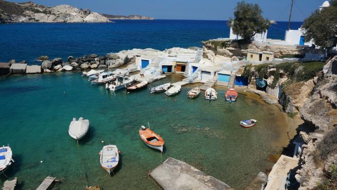 'National Geographic' definió a Milos como "la isla griega perfecta". Un lugar de origen volcánico con casas blancas, playas cristalinas, la mejor gastronomía del Mediterráneo y sin saturación turística.