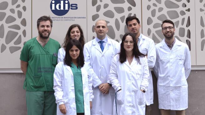 El doctor Alberto Jorge Mora (con pijama verde) y su equipo del IDIS, en una fotografía tomada antes de la pandemia.