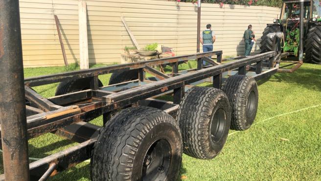 Tractor y remolque necesario para llevar la lancha del narcoembarcadero al agua en Palmones