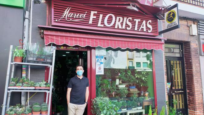 Carlos, en su floristería de Vallecas.