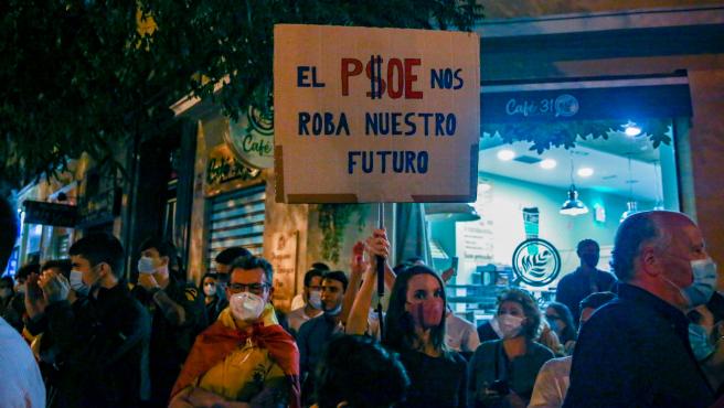 Un cartel de una manifestante que acudió a la calle Ferraz para protestar contra el Gobierno09 OCTUBRE 2020
Ricardo Rubio / Europa Press
9/10/2020