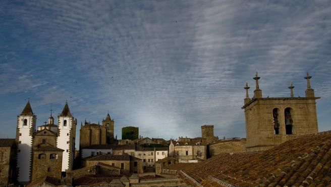 Desde la plaza Mayor de Cáceres se pueden disfrutar de un panel arquitectónico compuesto por cimientos romanos; defensas almohades; y múltiples casas señoriales. Su casco histórico es digno de visitar.