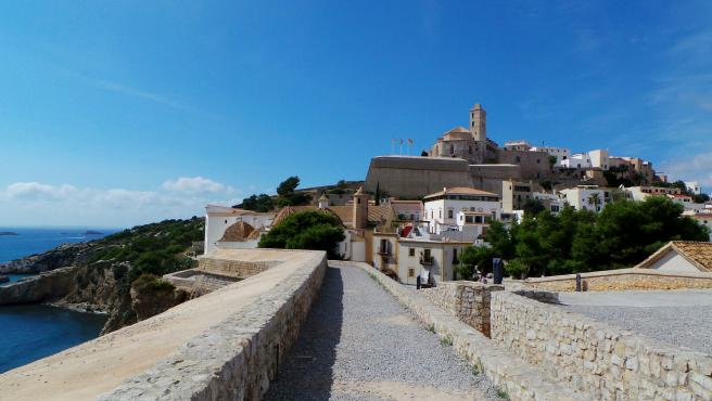 Entre estas ciudades encontramos también una ubicada en la costa, Ibiza. Además de contar con playas increíbles, encontramos yacimientos arqueológicos de los fenicios. Se trata de uno de los conjuntos arquitectónico dentro de la costa mediterránea mejor conservados.