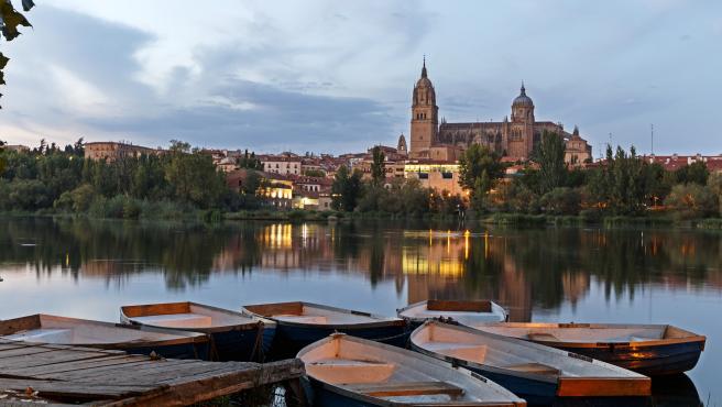 Esta ciudad cuenta con una de las Plazas Mayores más bellas de España. El Edificio histórico de la Universidad, la más antigua de España, también merece una visita.