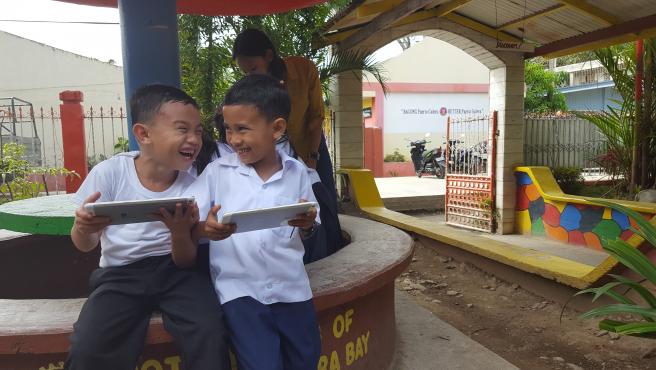 Niños en un colegio en Filipinas, uno de los países donde opera ProFuturo.