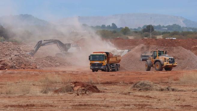 Imagen de varios camiones trabajando en los terrenos de Onda (Castellón) para construir el nuevo centro de Amazon.