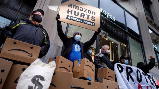 Protestas frente a la casa de Jeff Bezos contra el "monopolio" de Amazon