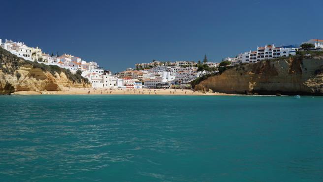 Un lugar donde disfrutar de espectaculares acantilados y playas de agua transparente. Dos personas jubiladas pueden vivir por 1.718 euros al mes o 20.616 euros al año.