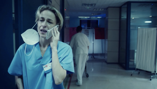 María se quita la mascarilla en el interior del hospital para hblar