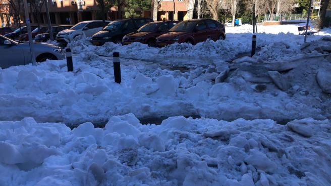 La nieve y el su mayoría el hielo se acumula en una calle madrileña 10 días después de la nevada