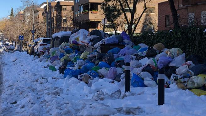 Toneladas de basura acumuladas en una calle cercana a Arturo Soria
