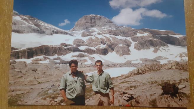 Jesús y Rafa frente al glaciar de Monte Perdido en 1994.
