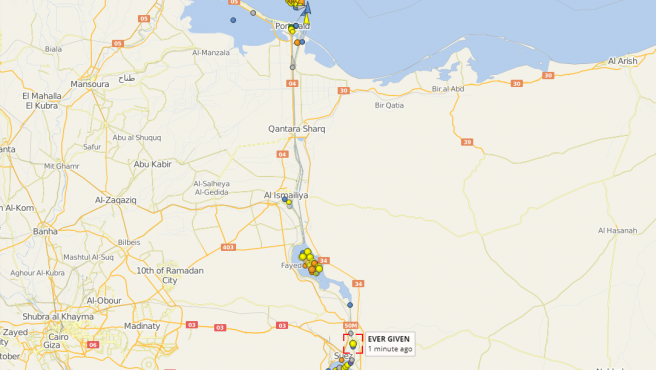 El Canal de Suez suspende la navegación temporalmente por el buque varado